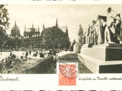 Budapest das Parlament mit der Statue Kossuth