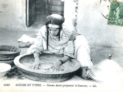 Femme Arabe preparant le Couscous