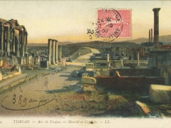 Timgad Arc de Trojan Marche et Capitole