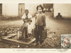 Cochinchine Saigon Enfants Annamites a la fontaine