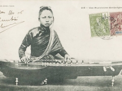 Une Musicienne cambodgienne