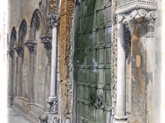 Trani Arcate esterne della facciata del Duomo