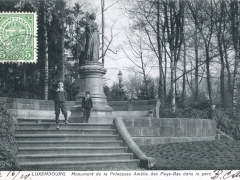 Monument de la Princesse Amelie des Pays Bas dans le parc