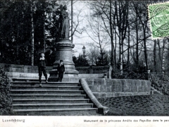 Monument de la princesse Amelie des Pays Bas dans le parc