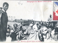 Marocains regardant defiler un Colonne