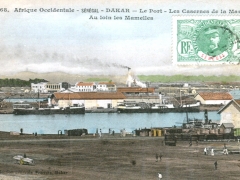 Dakar-Le-Port-Les-Casernes-de-la-Marine-Au-loin-les-Mamelles