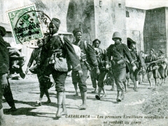 Casablanca-Les-premiers-Tirailleurs-senegalais-arrives-se-rendant-au-camp