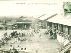 Legionnaires et Zouaves dans les Baraques du Camp