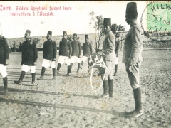 Le Caire Soldats Egyptiens faisant leurs instructions a l'Abasieh