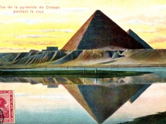 Vue de la pyramide de Cheops pendant la crue