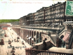 Alger Le Boulevard de la Republique et les Arcades