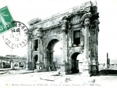 Timgad-Ruines-Romaines-LArc-de-Trajan-Facade-est