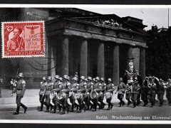 Berlin-Wachabloesung-am-Ehrenmal-50214
