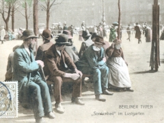 Berliner Typen Sonnenbad im Lustgarten