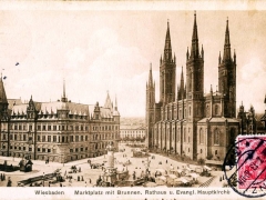 Wiesbaden Marktplatz mit Brunnen Rathaus und evangelischer Hauptkirche