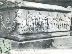 Sarcophage dans la cour de Top Hane