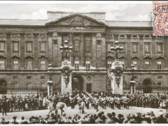 London Buckingham Palace Irish Guard leaving