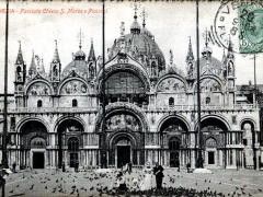 Venezia Facciata Chiesa S Marco e Piccione