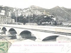 Ventimiglia Ponte sul fiume Roia e partie della citta antica
