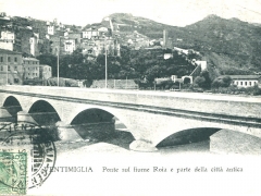 Ventimiglia Ponte sul fiume Roia e partie della citta antica