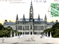 Wien I Rathaus mit den Statuen historischer Persönlichkeiten Wiens