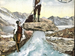 Gletschertisch auf dem Aletschgletscher vor der Concordiahütte