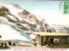 Jungfraubahn Station Eigergletscher mit Jungfrau