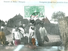 Senegalais-faisant-leur-provision-deau-douce