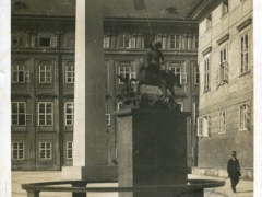 Prag die St Georg Statue am Hradschin mit dem Obelisk