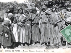 Femmes Bedouines devant leur Gourbi
